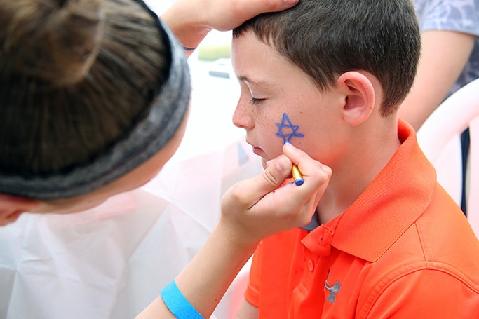 Child getting Star of David face paint